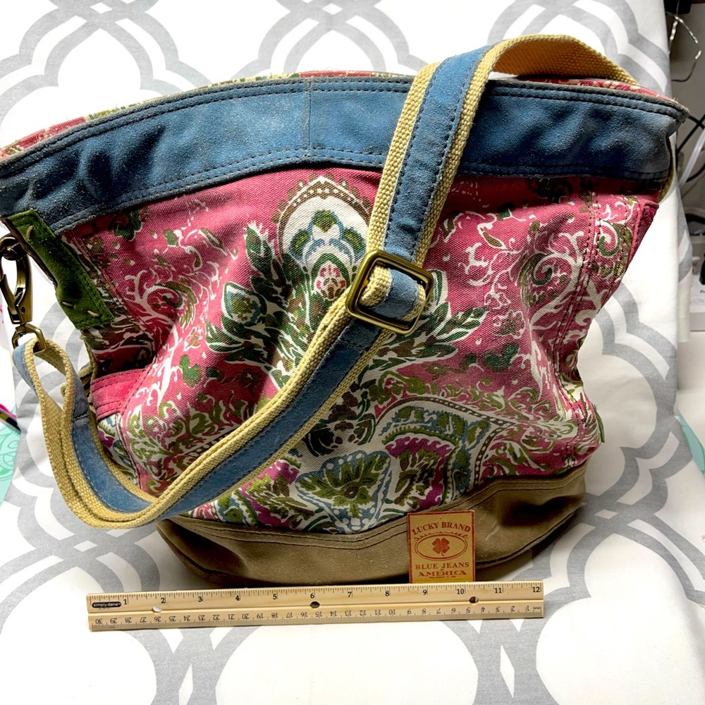 Lucky Brand crossbody bucket bag! Hkru1059